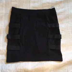  - Svart tubkjol med tre reservant på sidorna från Monki! Frakt tillkommer med 20 kronor