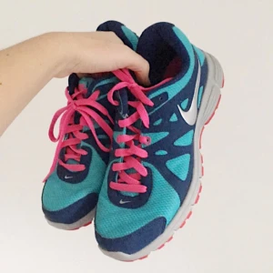  - Blårosa Nikeskor i använt men väldigt bra skick! Storlek 40 men sitter bra även på en 39. Kan mötas i Borås/Mölnlycke/Göteborg eller skickas mot betalning av frakt🌻