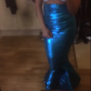  - Sjöjungfru-klänning i XS. Perfekt till halloween om du vill klä ut dig till Ariel!
