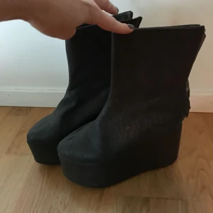  - Platå boots från Nelly! Struktur på materialet på skon.  Om de postas tillkommer frak!