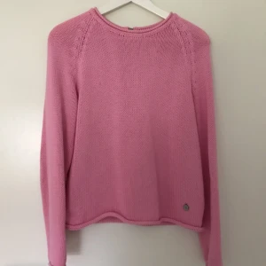  - Rosa stickad tröja, köpt på MQ. Ganska stor i storlek, mer som storlek S. Endast använd ett fåtal gånger. 