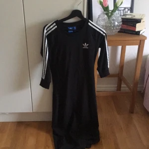  - Adidas långklänning i storlek S. Oanvänd så i nyskick