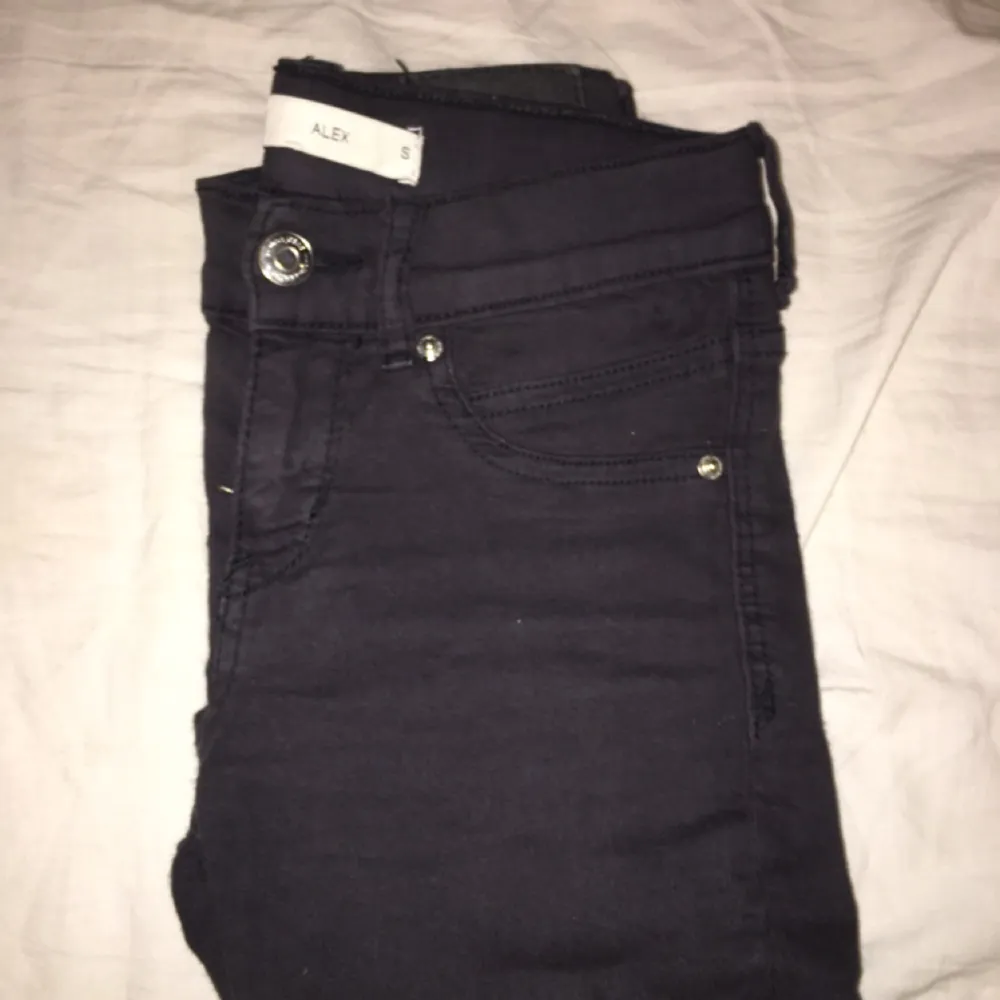 Alex jeans-Ginatricot Nypris-300kr 👖👖 199kr+frakt Färgen är svart grå från början (inte urtvättade) Frakt ingår i priset!!. Jeans & Byxor.