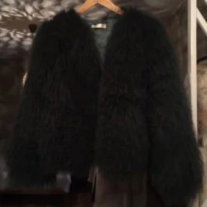  - HELT NY Säljer min superfina Pellobello päls jacka jade green av mongolisk fårpäls stl M då den aldrig används.  Väldigt populär och ombloggad! Super fluffig och känns väldigt lyxig. Nypris 2599:- från danska Pellobello 