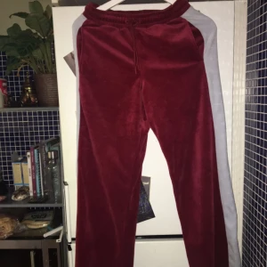  - Fila-velour. Använda 1 gång inomhus för selfies. Nypris ca 600 kr.