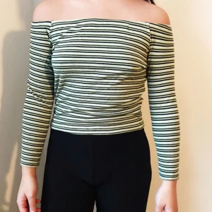  - Grön tröja från Beyond retro med glitter. Säljes för 50kr, frakt tillkommer. Betalning swish. 