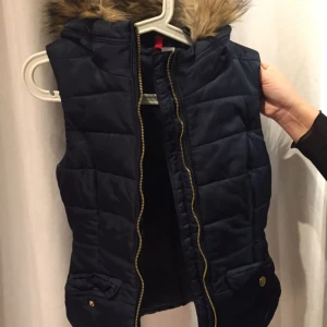  - Väst med luva från H&M. Knappt använd o i bra skick