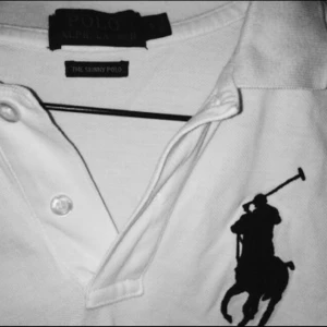  - Felfri kritvit Ralph LaurenPiké till ~DAM~ Kom gärna med bud,möts i stan