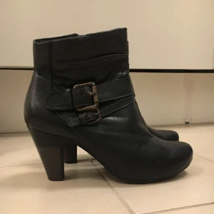  - Clarks stövletter i genomgående skinn. Använda ett fåtal gånger och i mycket gott skick! Kan mötas upp i Uppsala eller skickas på post. 