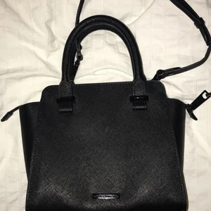  - Svart Rebecka Minkoff väska. Aldrig använd! Nypris mellan 2500-3000kr vet inte exakt fick den i present. 