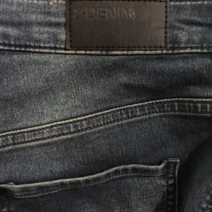  - Super skinny High Waist från H&m. Aldrig använda. 29/32. Fickor baktill. Tighta i modellen men stretch. 