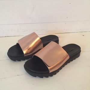  - Fantastiska fina sandaletter ifrån Zara. Sparsamt använda och bara använda inomhus. Pris kan diskuteras vid snabb affär! 