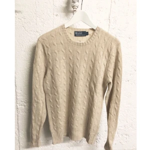  - Beige Ralph Lauren stickad tröja. Oanvänd.  Stl small herrmodell. passar small/ medium dam beroende på önskad passform. 