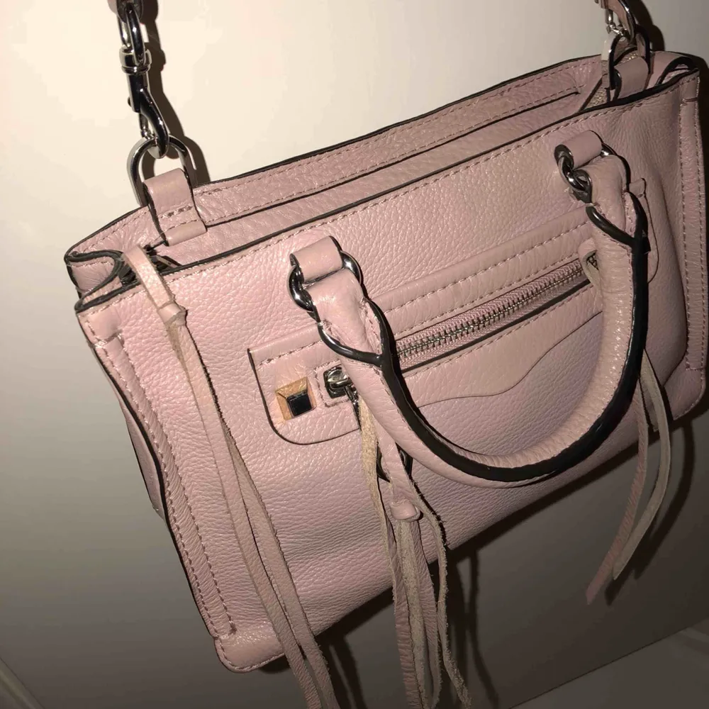 Säljer min fantastiska micro regan satchel från Rebecca minkoff. Endast använd ett fåtal gånger. Medföljer utbytbara dekorationsremmar och dustbag! Nypris 3231kr . Väskor.