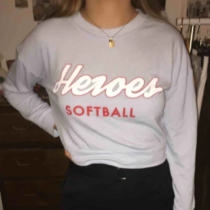  - En jätte fin, croppad och hyfsat tunn collegetröja köpt på Urban Outfitters för några år sedan. Den har aldrig kommit till användning, därav säljer jag den! Möts upp i Stockholm, annars står köparen för frakt!