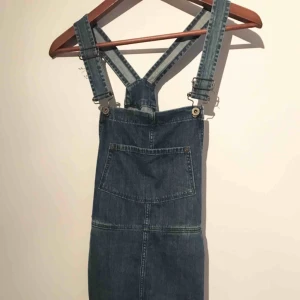  - Jeans hängsle klänning! Knappt använd 😊 finns i Stockholm alt Huddinge. Frakt 39 kr 