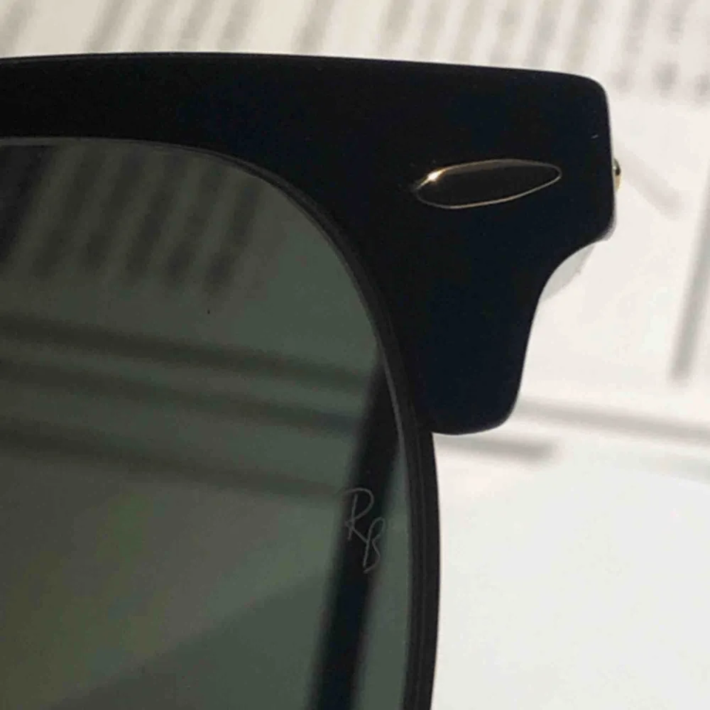 Ray-Ban Clubmaster (Gloss Black & Gold) Skick 9/10 inga repor. Knappast använda - toppskick.  100% AUTENTISK (”RB” ingraverat på glaset visar på äkthet) nypris 1000kr  Möts i Göteborg eller så står du själv för frakten.  Ansvarar ej för postens fel.. Accessoarer.