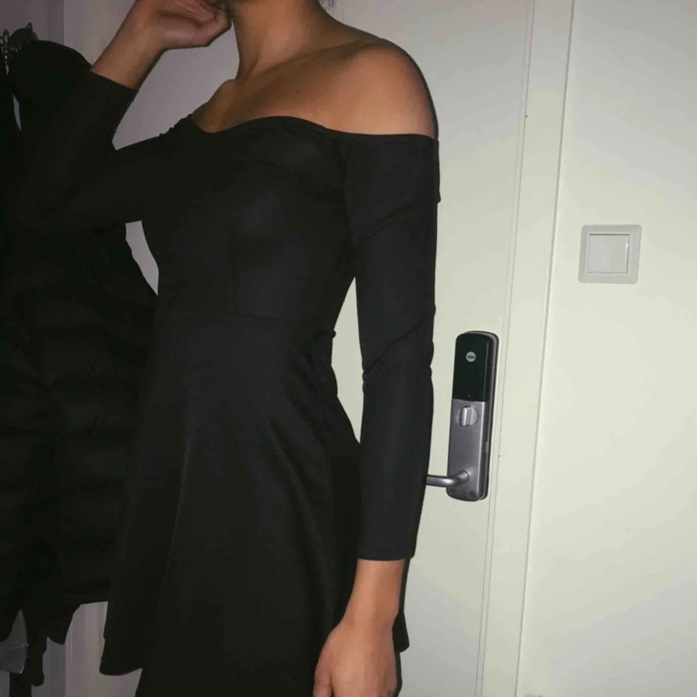 Off shoulder skater dress. Basic med underbart polyestermaterial. Använd väldigt få gånger (2-3ggr??) Hör gärna av dig om du har fler frågor osv<333. Klänningar.