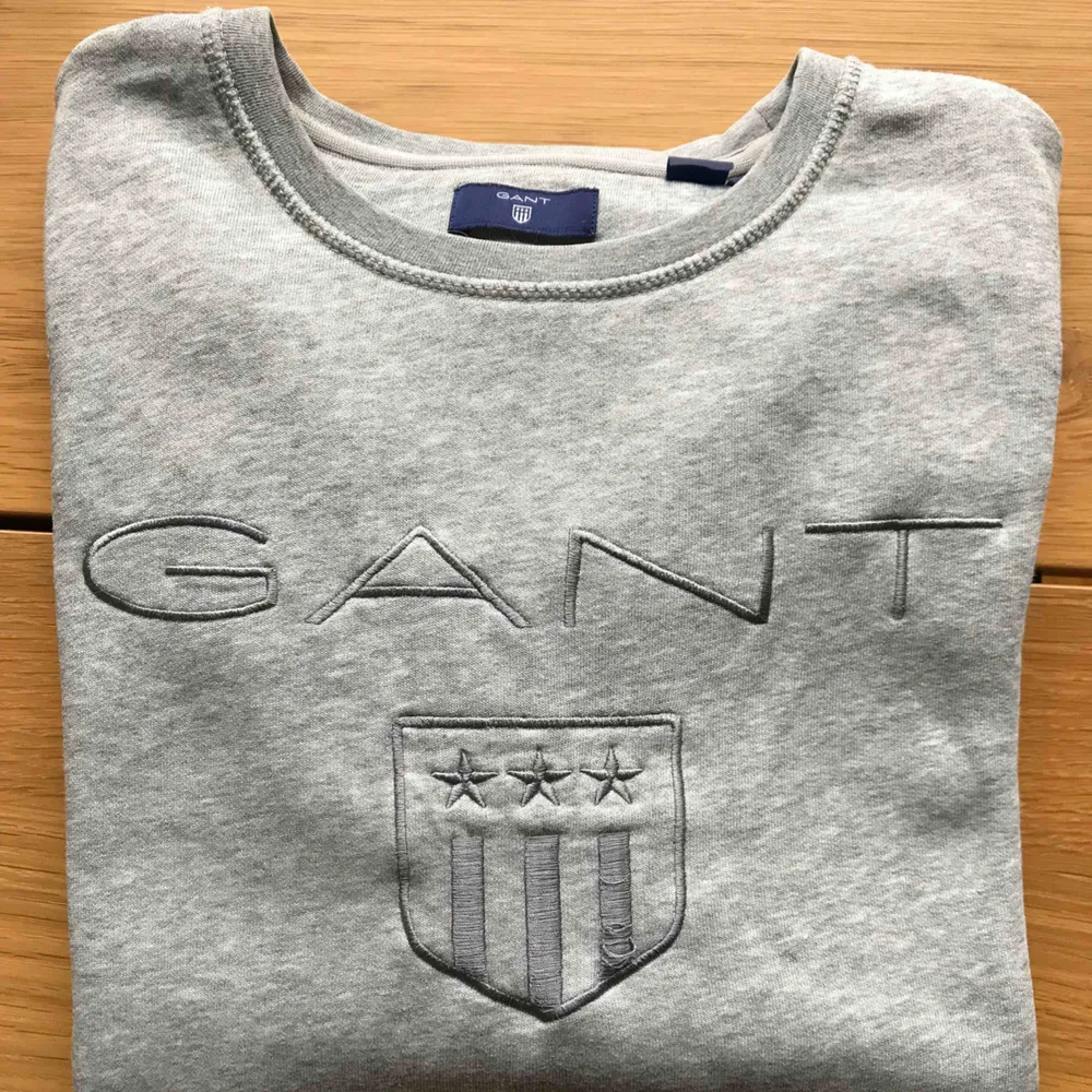 Grå sweater från GANT 200+39kr frakt💃🏻. Tröjor & Koftor.