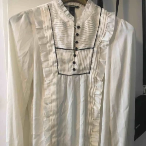  - Sjukt snygg blus från H&M, strl 40. Sidenliknande tyg med snygga detaljer. 