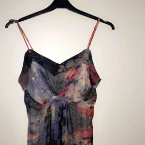  - Såååå fin långklänning som jag bestämt mig för att sälja nu. Älskar verkligen denna men tyvärr har den bara hängt nu sen förra sommaren. Förtjänar ett nytt hem!