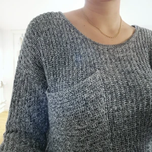  - Stickad favorittröja med stor ficka på vänster sida