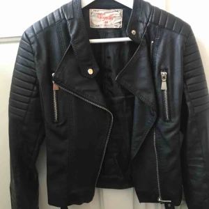  - Säljer denna skinnjacka från chiquelle (deras Moto jacket) , strl 38, själv är jag en Xs så skulle säga att den passar XS-S! Den är i nyskick!