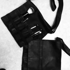  - 2 st väskor från makeupstore, till sminkborstar.  Bud som accepteras av mig!