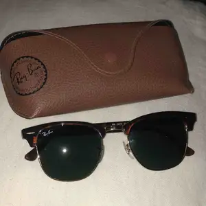 I princip helt nya rayban clubmaster, säljes pga kommer inte till användning. Kvitto finns! Fodral medföljes. Perfekt skick. Nypris runt 1200 🌸 klassisk tidlös modell! 