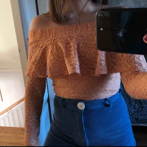  - Orange off-sholuder tröja i spets, använd max 5 gånger. Liten i storleken. Säljs pga för liten. Köparen står för frakt.