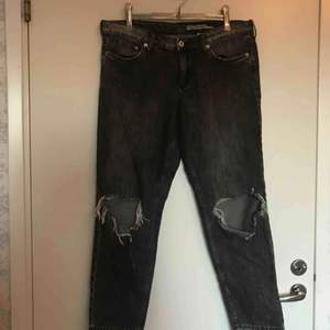 Girlfriend jeans i storlek 29 med stora hål för knäna. En fraktkostnad tillkommer 🌹
