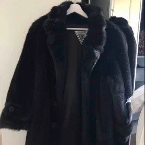  - Säljer min fina pälsjacka, aldrig använd är lite för stor för mig  Ej äkta päls!!