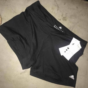  - Svarta shorts fr adidas. Nya. Frakt 18 kr