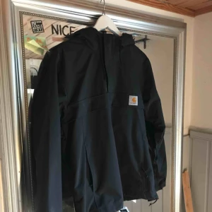  - Carhartt Pullover köpt för nypris 1499:- för en kort tid sen. Använd endast vid två tillfällen, i mycket bra skick. Skickar gärna fler bilder vid intresse om så önskas