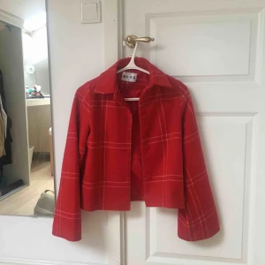  - Supersnygg jacka från NAKD, använd några gånger men ser som ny ut. Köptes för 599 kr. Finns inte kvar på NAKD.