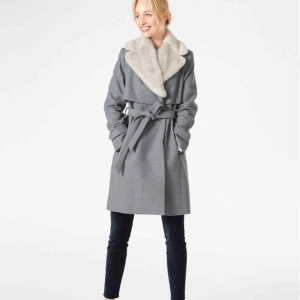  - Jättefin ull kappa kosta 1299kr ny sparsamt använd  från märket hollie and whyte från Lindex med avtagbar fuskpälskrage,säljes då den är för stor för mig.nästan aldrig använd i nyskick kostar 1299kr ny