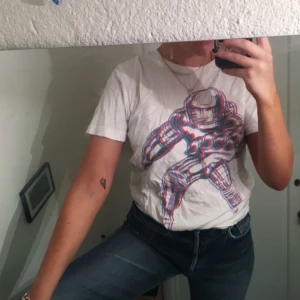  - SÅ cool och snygg t-shirt med tryck! Älskar!