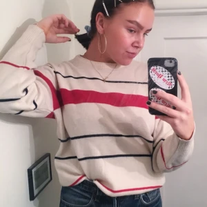  - SKITsnygg randig stickad tröja, bra skick och riktigt bra kvalitet, köp!!