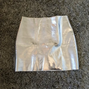  - asball silverkjol som jag tyvärr bara använt en gång då den är för liten för min gött. hämtas i sthlm eller skickas om du betalar frakt. säljer massor (kmr mycket nytt i dagarna), mängdrabatt finnes! 