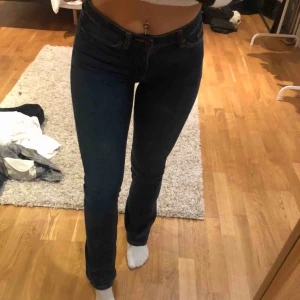  - Lite bootcut jeans från Ellos, storlek 26/32 och passar mig som är 162 cm lång. Kan mötas upp i Stockholm, köpare står för frakt och tar endast swish. Hör av dig för mer info.