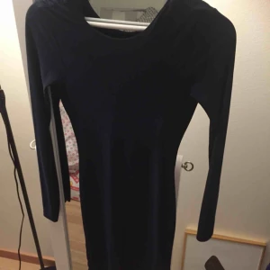  - Snygg mörkblå klänning från Vero Moda, XS. Djup i ryggen och tight. OBS! Säljer endast till personer som kan ta sig till Helsingborg för att köpa, skickar inget via post.