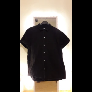  - Svart MTWTFSS WEEKDAY skjorta. Stor i storleken, mer en M. Den är sliten svart i färgen. Som om man har tvättat den för mycket. Den är knappt använd då den va för stor. Köparen står för frakt  Kan mötas upp i Norrköping 