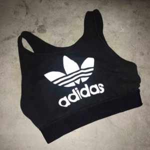  - Adidas sport Top i finfint skick. Frakt ingår 
