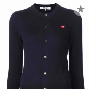  - Comme de garcon play cardigan. Köpt vintage. I fint skick förutom två pyttesmå hål som är enkla att sy igen själv el hos skräddare. 100 % ull.
