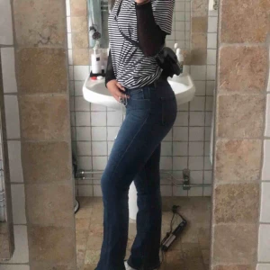  - Mina favorit bootcut jeans som tyvärr blivit försmå, märke: Lee kondition: 9/10  Dom är slim bootcut så alltså inte överdrivet vida nertill, utan bara lite. Vilket jag tycker e sjukt najs