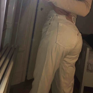 - Beige Levis jeans, passar xs eller som vanligen har 24 i midja. Jag på bilden är 160 cm lång. Köparen står för frakt, men jag kan också mötas upp i Stockholm.