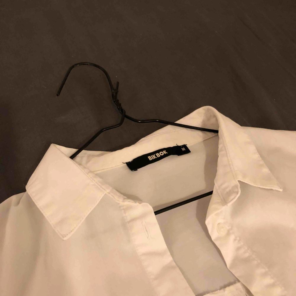 Klassisk vit skjorta från Bikbok, använd endast ett fåtal gånger. Jättesnygg att ha till blå jeans eller klassiskt till svarta byxor! köparen står för frakten🧚🏻‍♀️. Skjortor.
