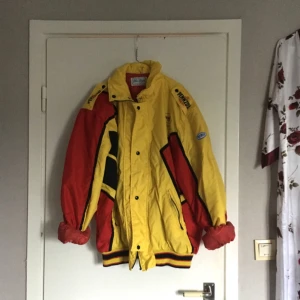  - Stor, varm jacka jag fyndat secondhand för något år sedan. Sjukt snygg oversize. Felfri! Frakt tillkommer 🌿