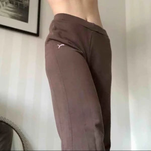  - Mjukisbyxor med hög midja från Puma. Bootcut modell. 