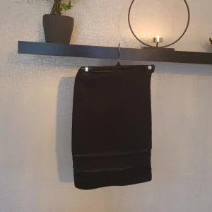  - Svart midje kjol med meshrander längst ner i storlek xs 😊